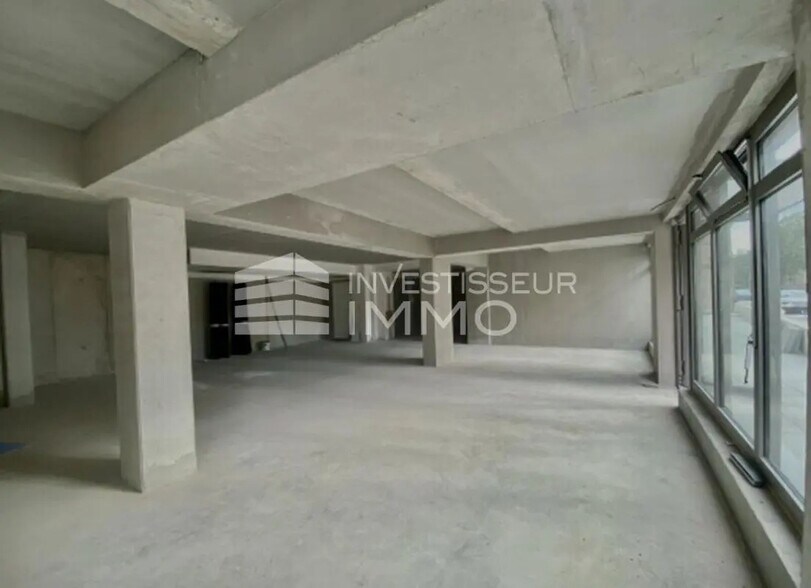 Retail in Montreuil for lease - Interior Photo - Image 3 of 4