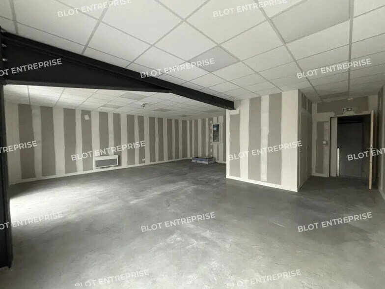 Flex in Couëron for lease - Interior Photo - Image 2 of 6