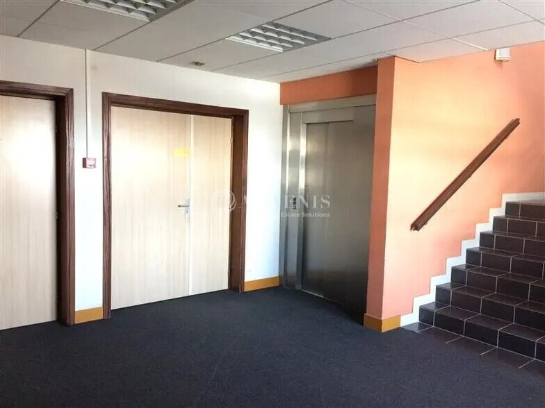 Office in Loos for lease - Lobby - Image 2 of 8