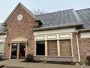 4 Cedar Ridge Dr, Lake In The Hills, IL for lease Building Photo- Image 1 of 10