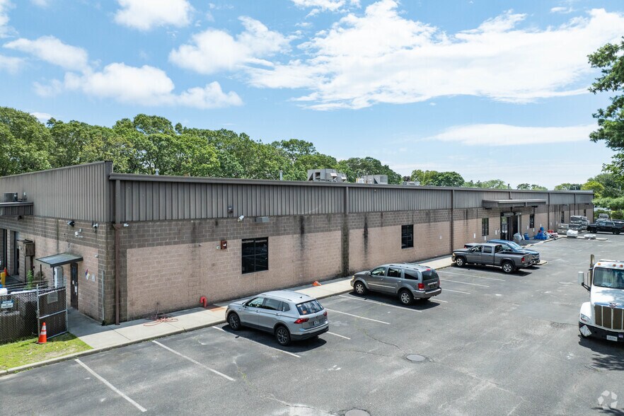 65 Robinson Ave, Patchogue, NY for lease - Building Photo - Image 2 of 4