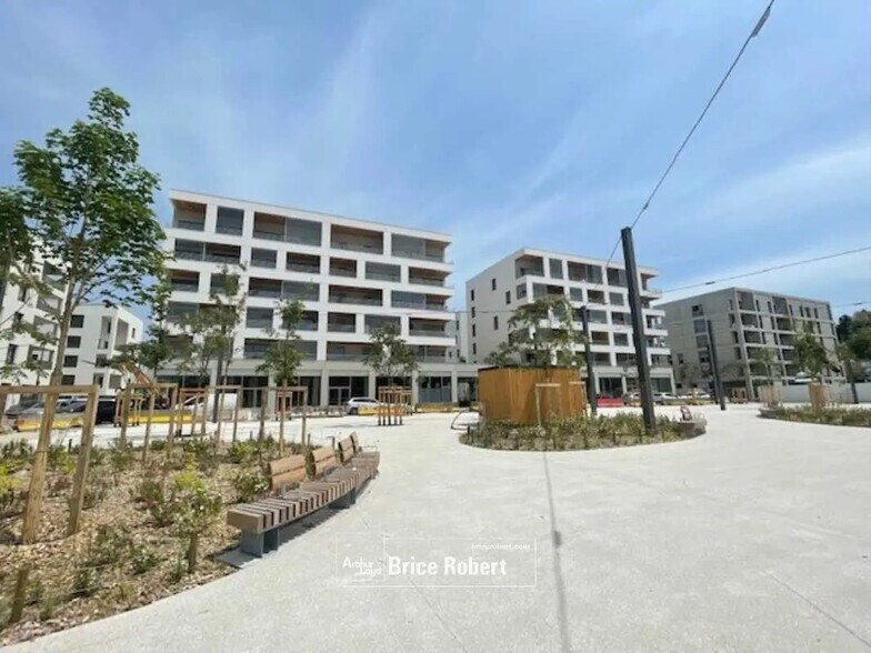 Retail in Bron for lease - Building Photo - Image 2 of 5