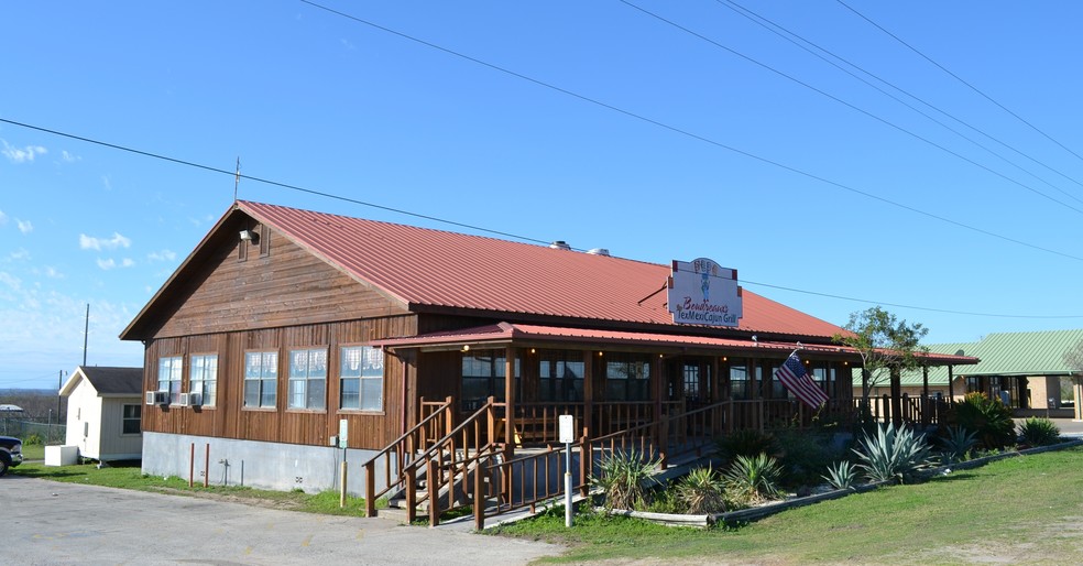 3145 Highway 72, Three Rivers, TX for sale - Building Photo - Image 1 of 1