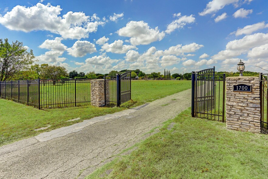 1700 Red Bud Ln, Round Rock, TX for sale - Building Photo - Image 1 of 1