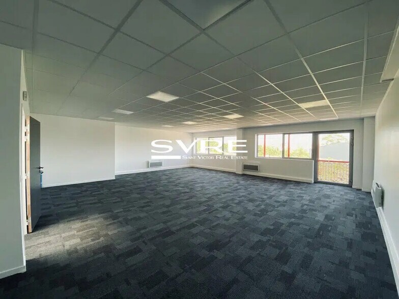 Flex in Marignane for sale - Building Photo - Image 2 of 14