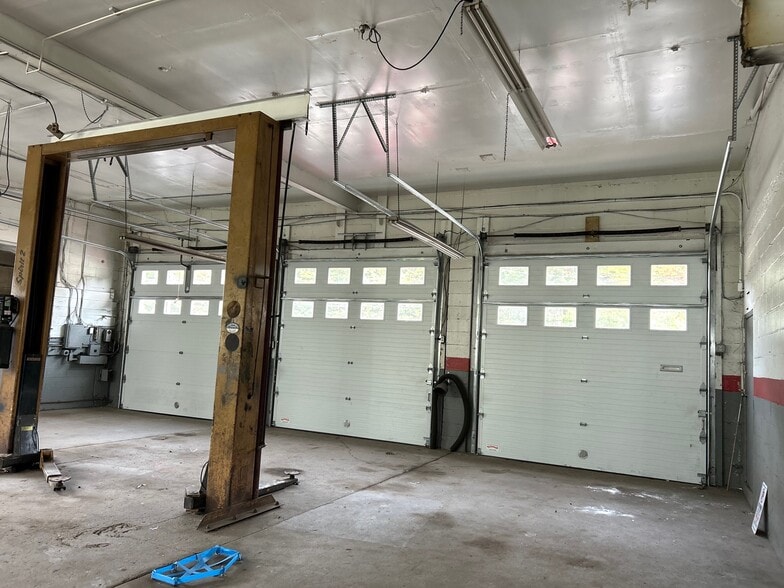 184 Flanders Rd, Niantic, CT for sale - Building Photo - Image 2 of 6