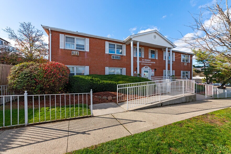 2221 Richmond Ave, Staten Island, NY 10314