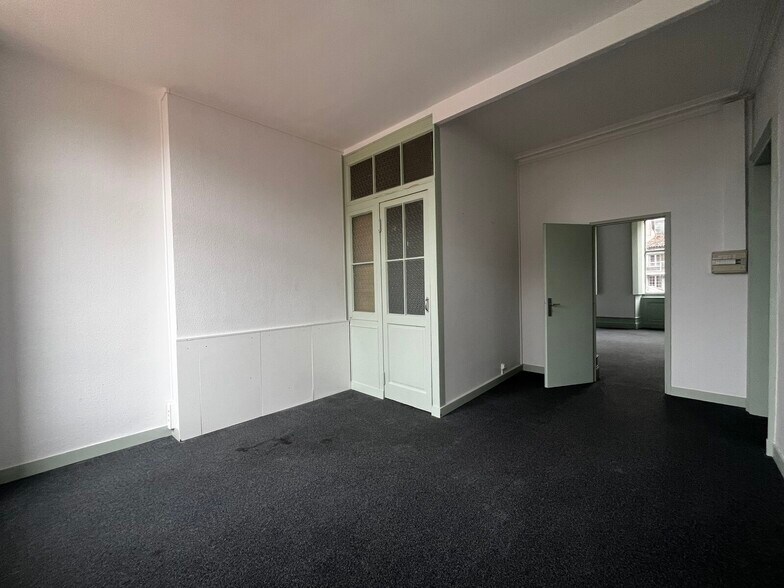 Office in Bordeaux for lease - Building Photo - Image 3 of 7