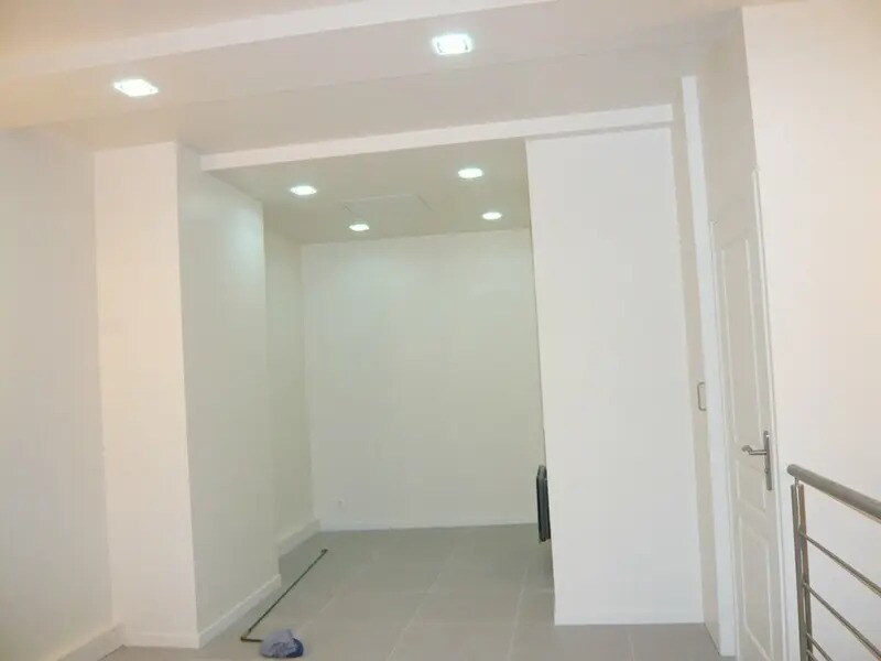 Retail in Paris for lease Interior Photo- Image 1 of 6