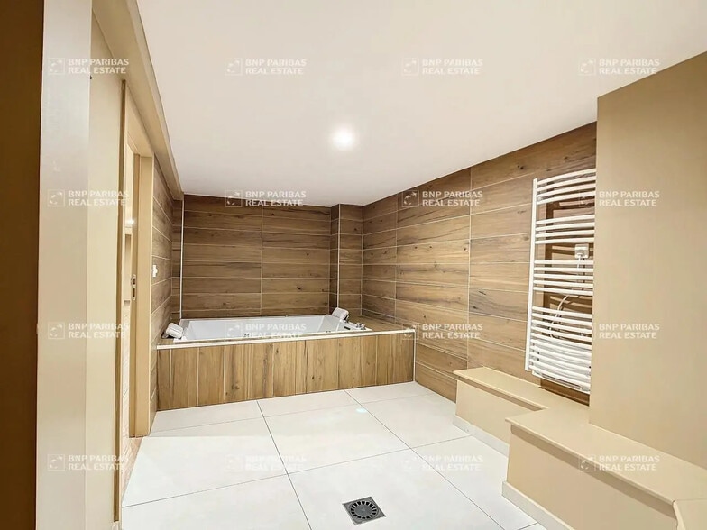 Retail in Chambéry for sale - Interior Photo - Image 1 of 15