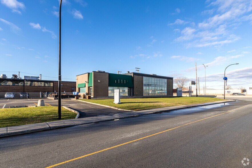 8130 Ch De La CoteDeLiesse, SaintLaurent, QC H4T 1G7 Retail for