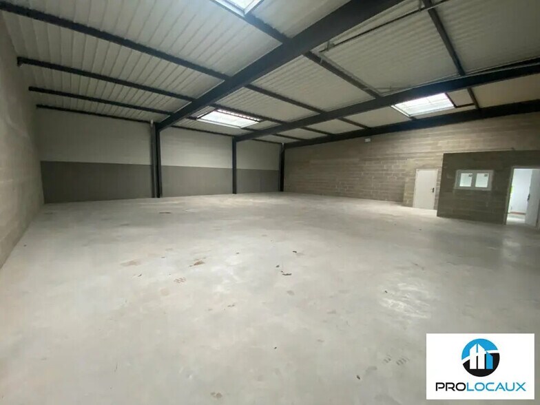 Flex in Saint-Sauveur for lease - Building Photo - Image 2 of 5