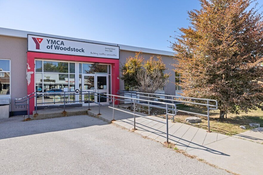 808 Dundas St, Woodstock, ON for sale - Primary Photo - Image 1 of 3