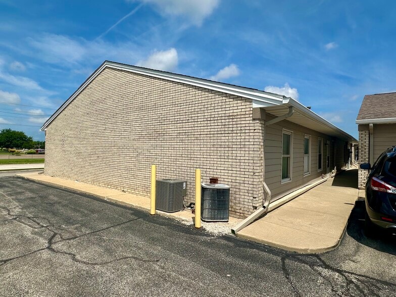 202 S Eldorado Rd, Bloomington, IL for lease - Building Photo - Image 3 of 15