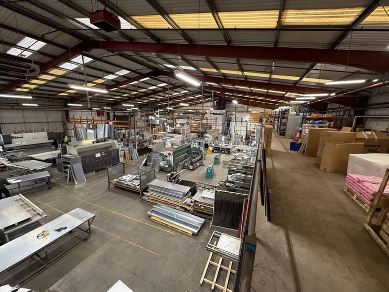 12 Green Ln, Oldham for lease - Interior Photo - Image 3 of 6