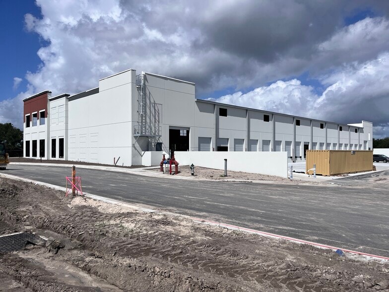 603 Hennis Rd, Winter Garden, FL for lease - Building Photo - Image 3 of 6