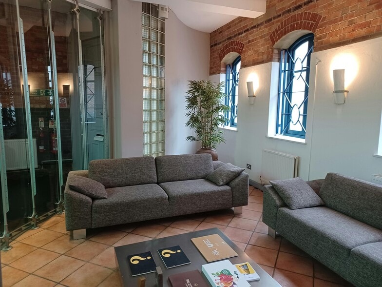 22 Russell St, Windsor for lease - Building Photo - Image 2 of 10