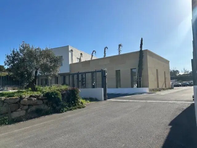 Office in Lançon-Provence for lease - Building Photo - Image 2 of 4