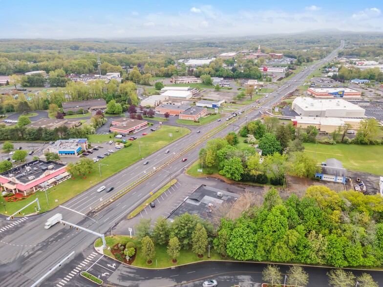 3269-3281 Berlin Tpke, Newington, CT for lease - Building Photo - Image 3 of 8