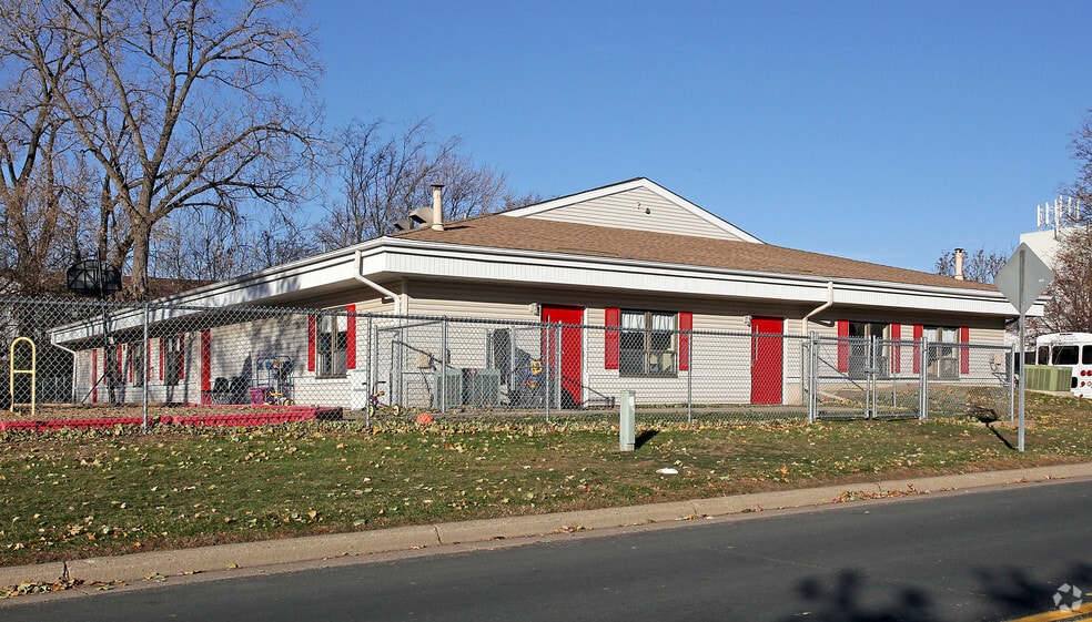 2036 County Road D E, Maplewood, MN for sale - Primary Photo - Image 3 of 3