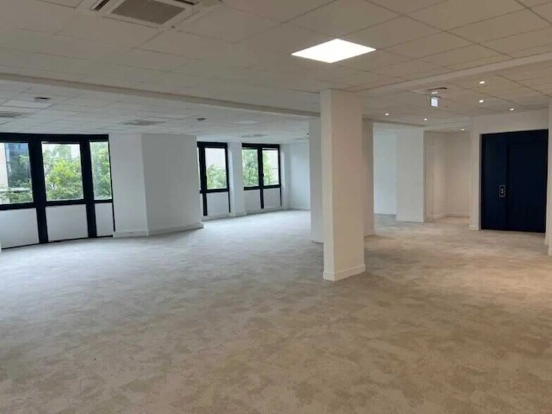 58-60 Avenue Du Général Leclerc, Bourg-la-Reine for sale - Interior Photo - Image 2 of 8