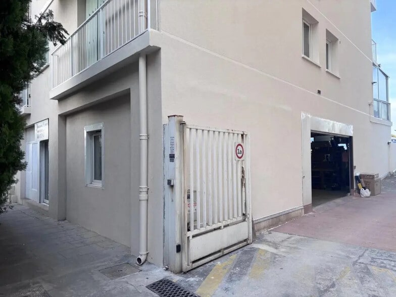 Office in Cannes for lease - Building Photo - Image 2 of 14