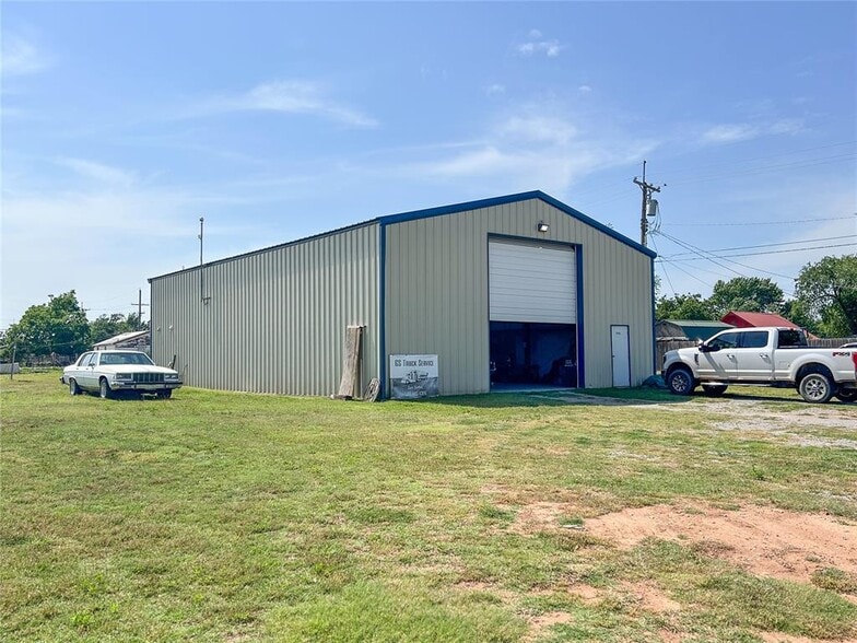 300 N 14th St, Clinton, OK for sale - Primary Photo - Image 1 of 13