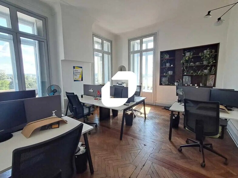 Office in Bordeaux for lease - Interior Photo - Image 1 of 7
