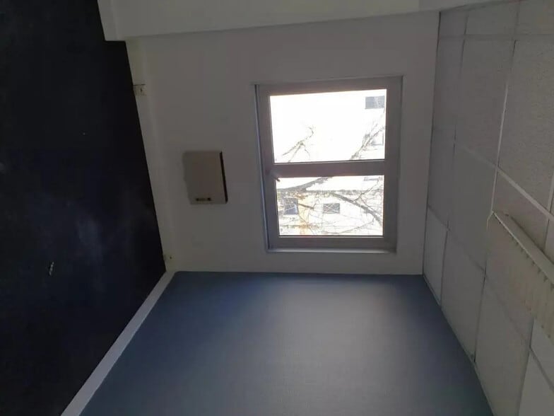 Office in Saint-Herblain for lease - Interior Photo - Image 2 of 5