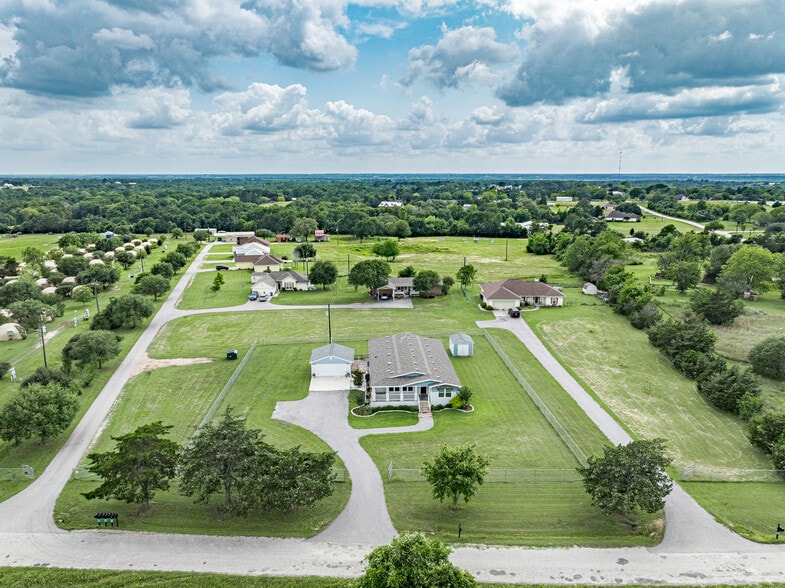 305 O Malley Rd, Brenham, TX for sale - Primary Photo - Image 1 of 46