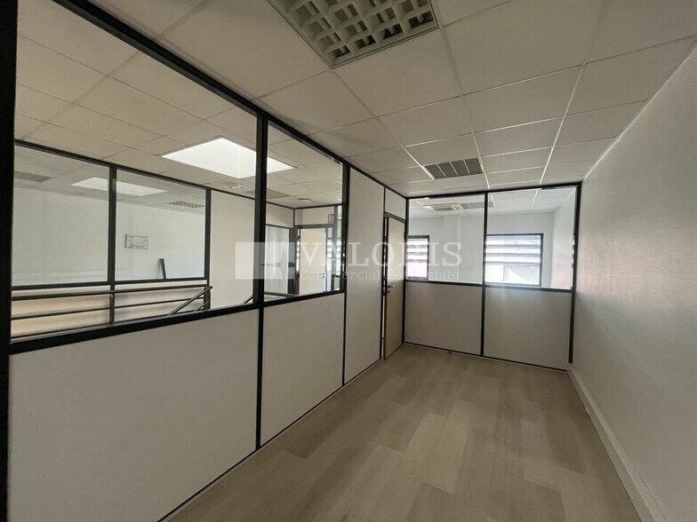 Flex in OULLINS-PIERRE-BÉNITE for lease - Interior Photo - Image 2 of 11