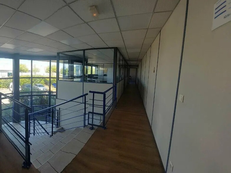 Flex in Mions for lease - Interior Photo - Image 2 of 4