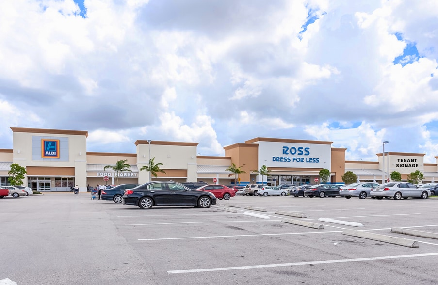 Royal Gardens Plaza, Hialeah, FL for lease - Primary Photo - Image 1 of 6