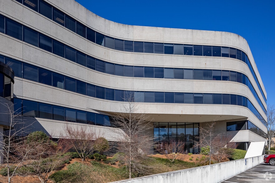 2987 Clairmont Rd NE, Brookhaven, GA for lease - Building Photo - Image 2 of 7