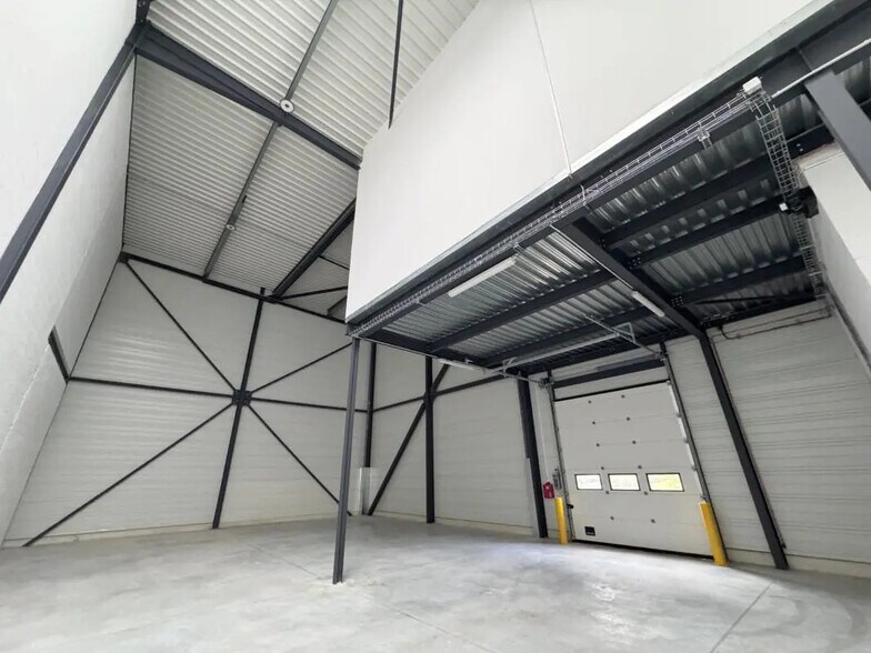 Flex in Pontoise for lease - Building Photo - Image 3 of 27