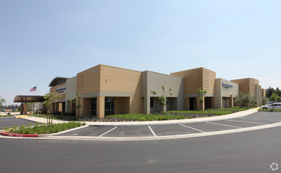 4343 W Herndon Ave, Fresno, CA for lease - Primary Photo - Image 2 of 6