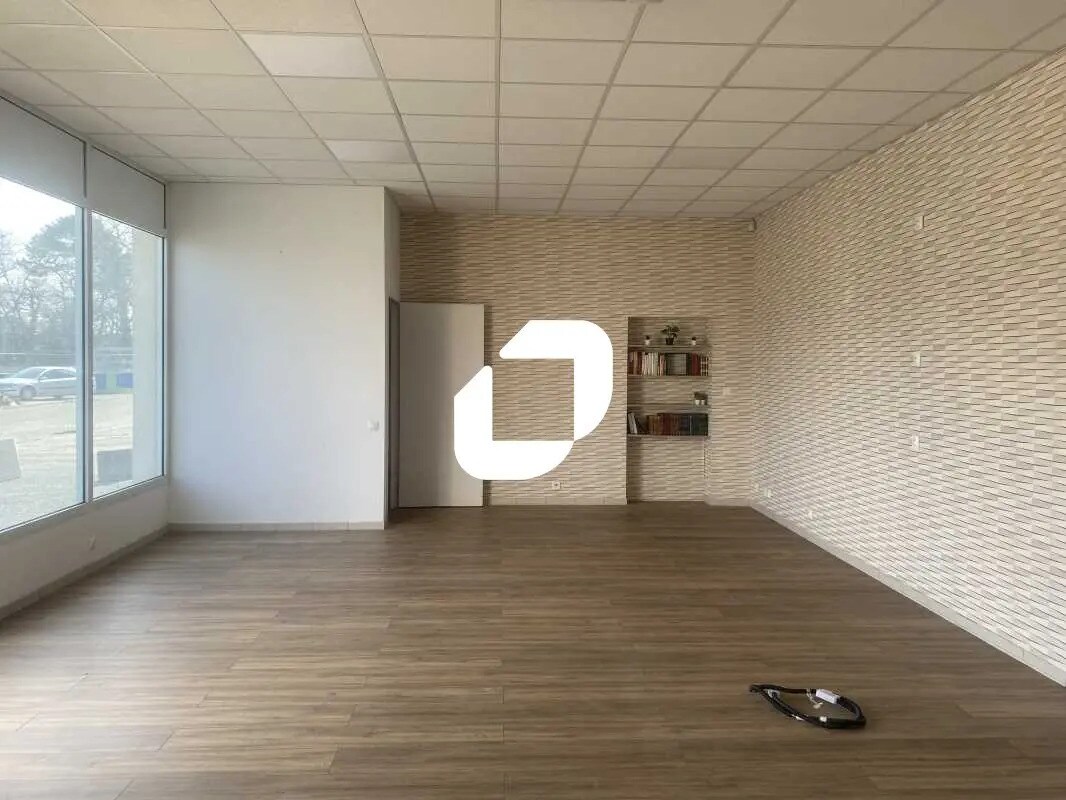 Retail in Pessac for lease Interior Photo- Image 1 of 6