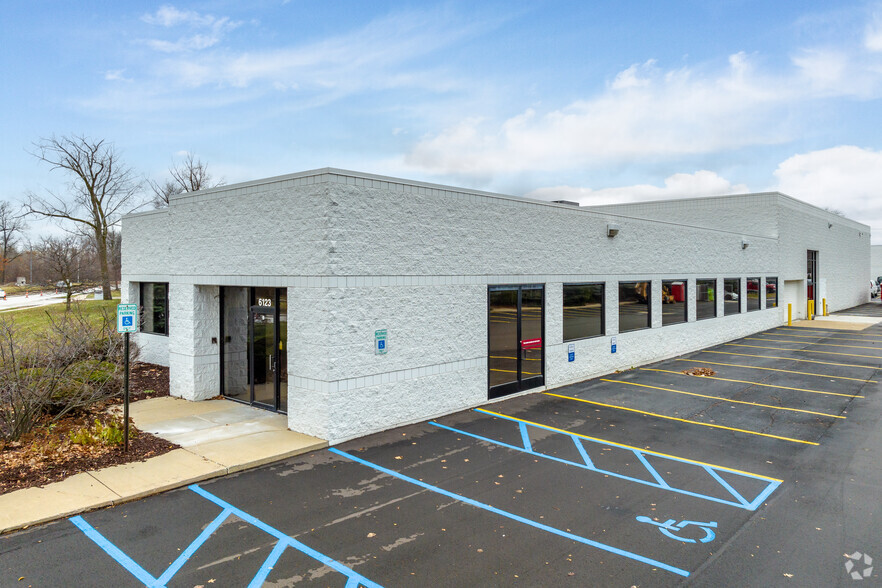 6115-6123 E Thirteen Mile Rd, Warren, MI for lease - Building Photo - Image 1 of 8