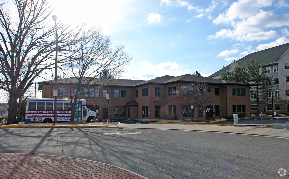 465 Herndon Pky, Herndon, VA for lease - Primary Photo - Image 1 of 3