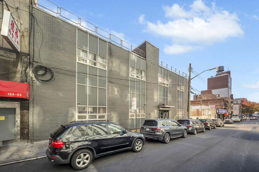 133-50 41st Ave, Flushing, NY for lease - Building Photo - Image 2 of 6