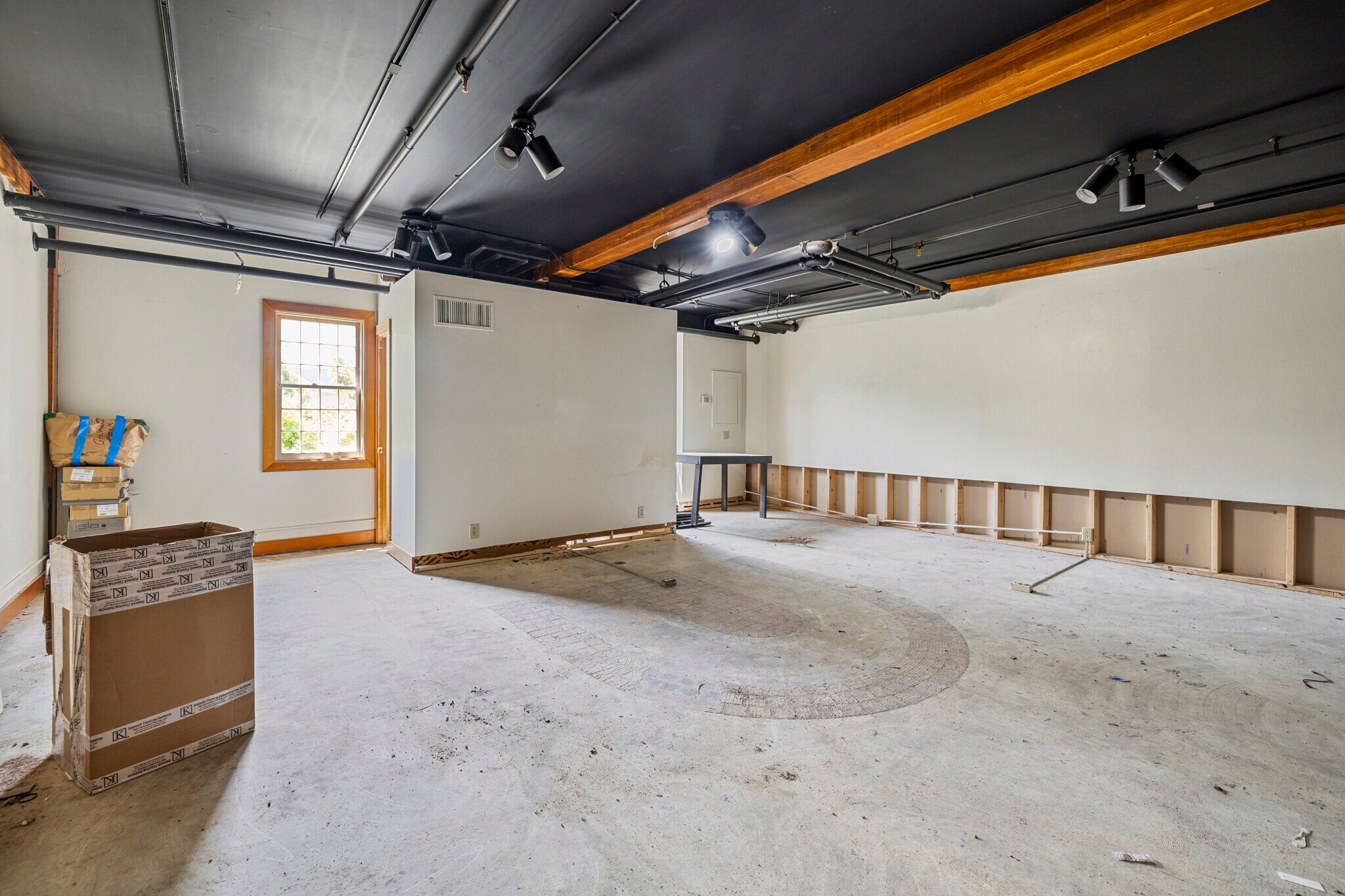 8 Glen Rd, West Lebanon, NH for lease Interior Photo- Image 1 of 3