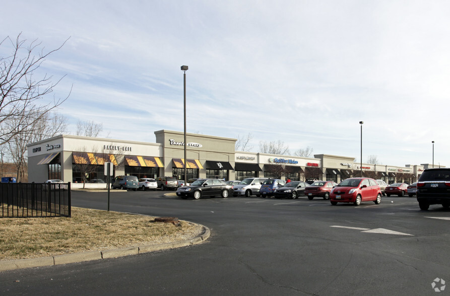 423-491 W Dussel Dr, Maumee, OH for lease - Building Photo - Image 1 of 9