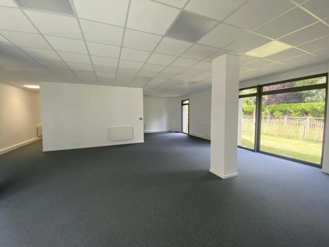 Office in Bihorel for lease Interior Photo- Image 1 of 5