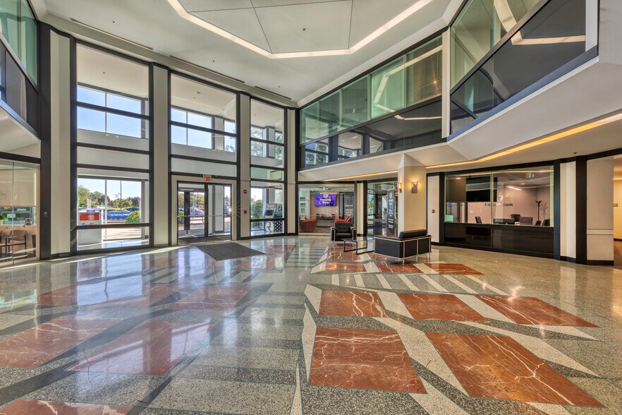 175 E Hawthorn Pky, Vernon Hills, IL for lease - Interior Photo - Image 2 of 8