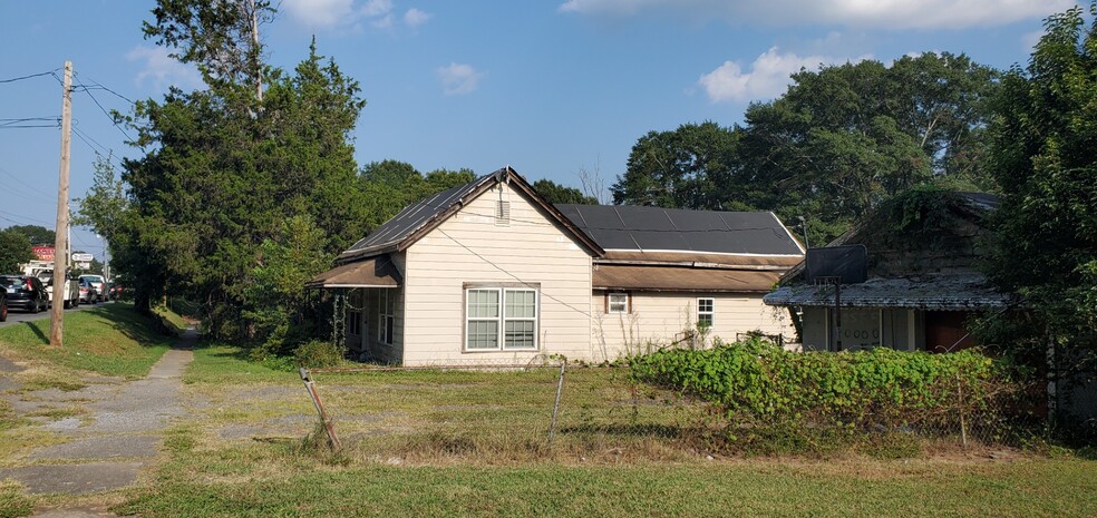 417 E Trade St, Dallas, NC for sale - Primary Photo - Image 1 of 3