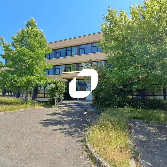 Flex in Rambouillet for sale - Building Photo - Image 1 of 15