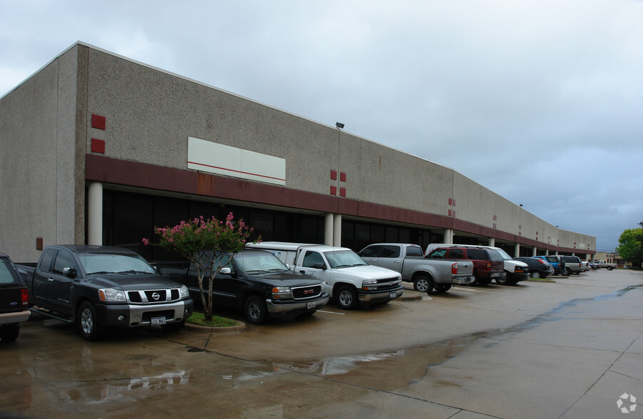 8617 Ambassador Row, Dallas, TX for lease - Building Photo - Image 2 of 10