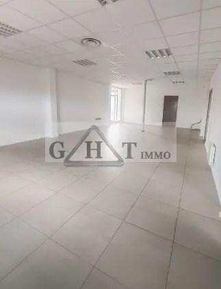 Office in Buc for lease - Building Photo - Image 2 of 3