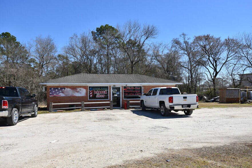 1701 S Main St, Highlands, TX for sale - Primary Photo - Image 1 of 1