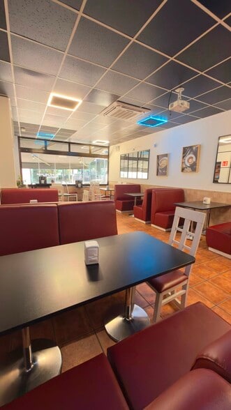 Retail in Arganda del Rey, Madrid for lease - Interior Photo - Image 2 of 5